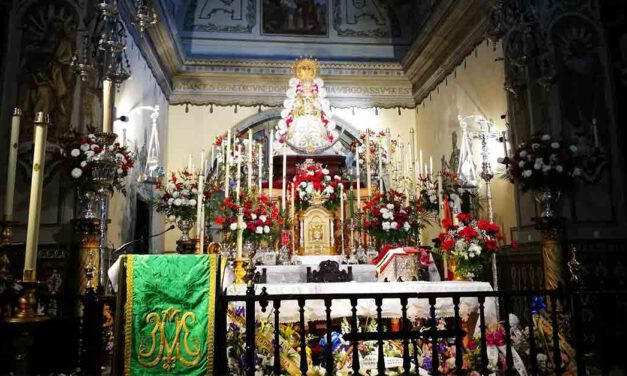 Presentación oficial de la Hermandad del Rocío ante la virgen