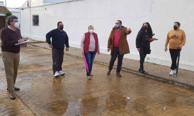 Javier Bello visita la Asociación de Vecinos del Poblado de Doña Blanca