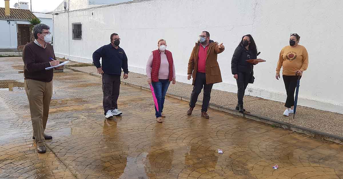 Javier Bello visita la Asociación de Vecinos del Poblado de Doña Blanca