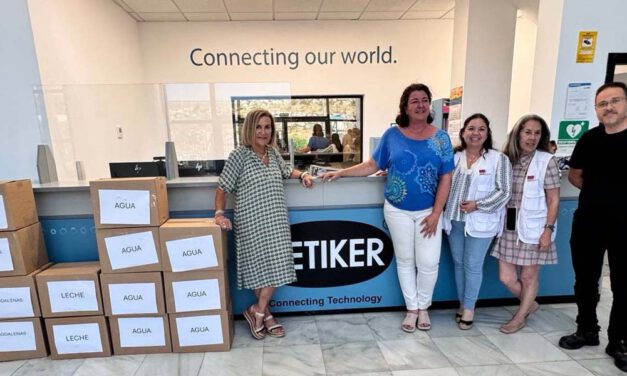 Carmen Lara recibe de la empresa Oetiker alimentos para donarlos a los más necesitados de El Puerto