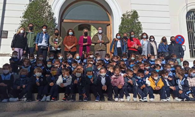 El alumnado de infantil del colegio Safa, concejales por un día en su visita al Ayuntamiento