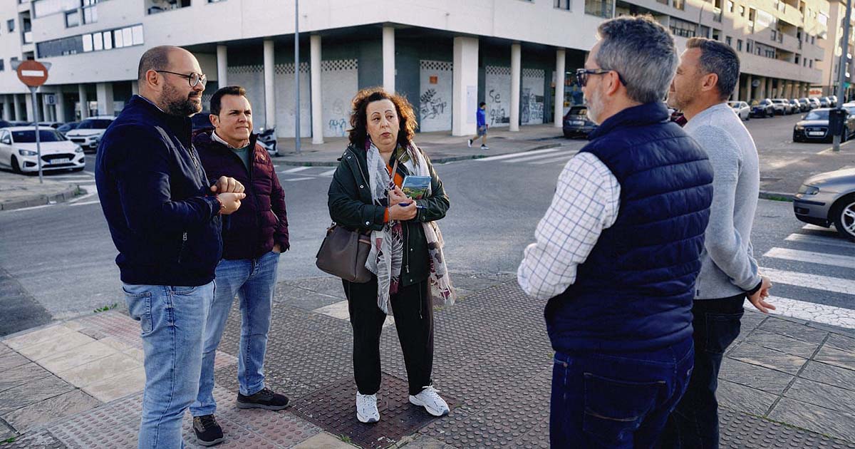 Las demandas vecinales de la Angelita Alta centran una visita municipal al barrio