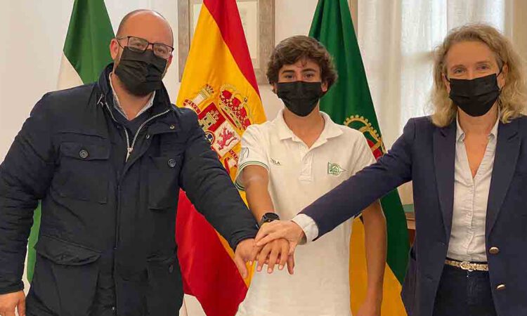 Gonzalo Díaz Fernández, campeón de España de windsurf en clase Techno sub 15, es recibido en el Ayuntamiento