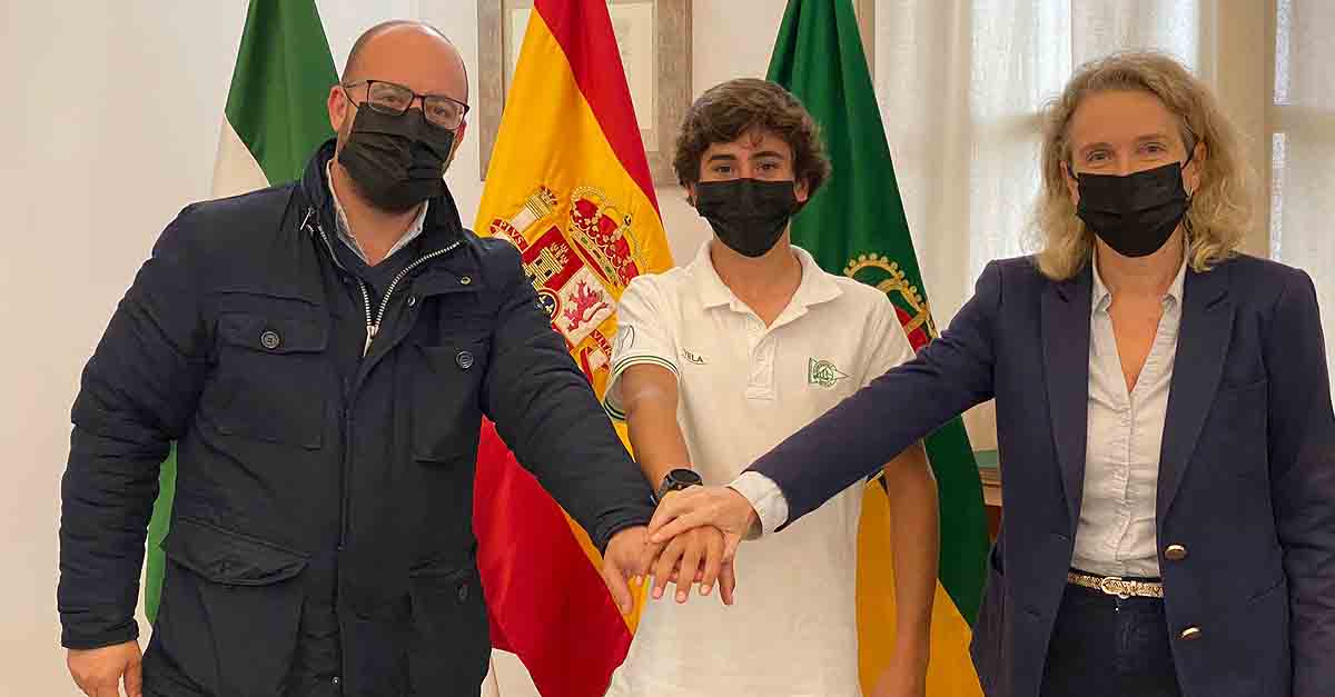 Gonzalo Díaz Fernández, campeón de España de windsurf en clase Techno sub 15, es recibido en el Ayuntamiento