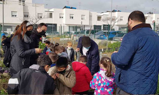 Alumnos de 1º de Primaria y del Aula Específica del CEIP “La Florida” visitan los huertos ecológicos