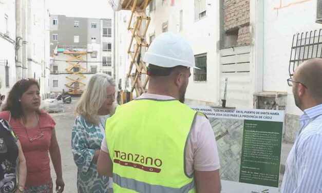 Beardo supervisa con los vecinos y técnicos las obras de rehabilitación de la barriada de Los Milagros