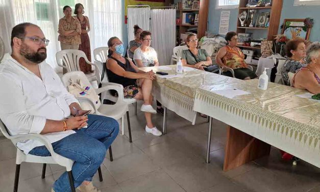 La sede de la AA VV Los Milagros acogió la proyección de "Esperanza de honor", de Carla Calderón