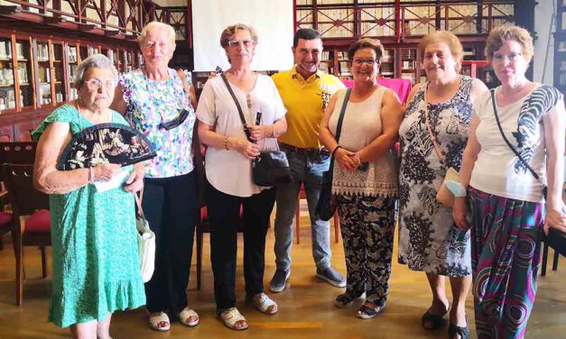 Un grupo de mujeres de Los Milagros conoce el Archivo Municipal