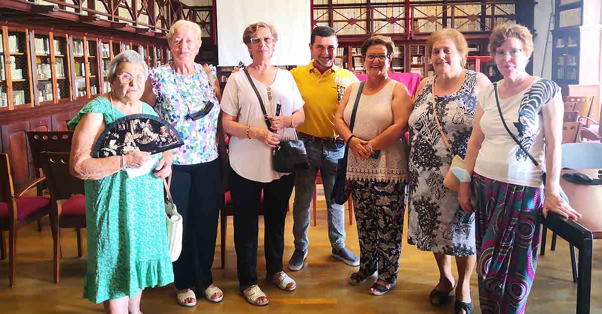 Un grupo de mujeres de Los Milagros conoce el Archivo Municipal