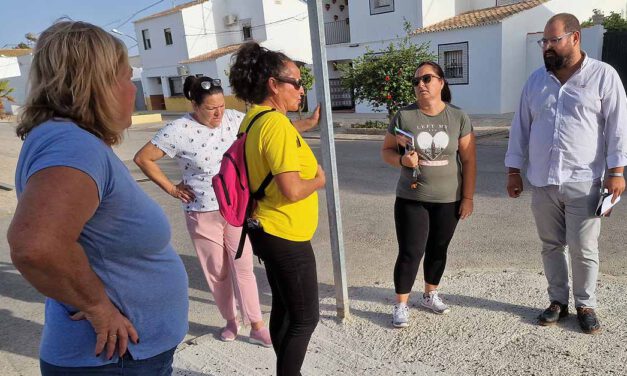 Bello valora las obras del PROFEA con los vecinos de Doña Blanca