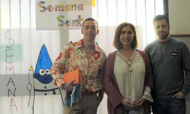 Calleja visita el II Museo de Semana Santa en el CEIP Cristóbal Colón