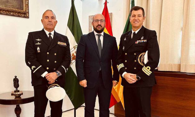 El alcalde de El Puerto Germán Beardo recibe al nuevo Comandante Naval de Cádiz