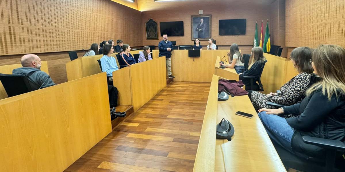 Estudiantes de Alemania de un intercambio del Colegio Sagrado Corazón - Vedruna visitan el Ayuntamiento