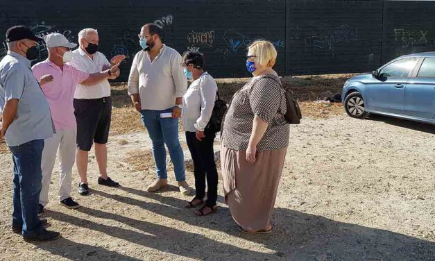 Bello presenta a los vecinos el proyecto de construcción de un aparcamiento en la barriada de El Tejar