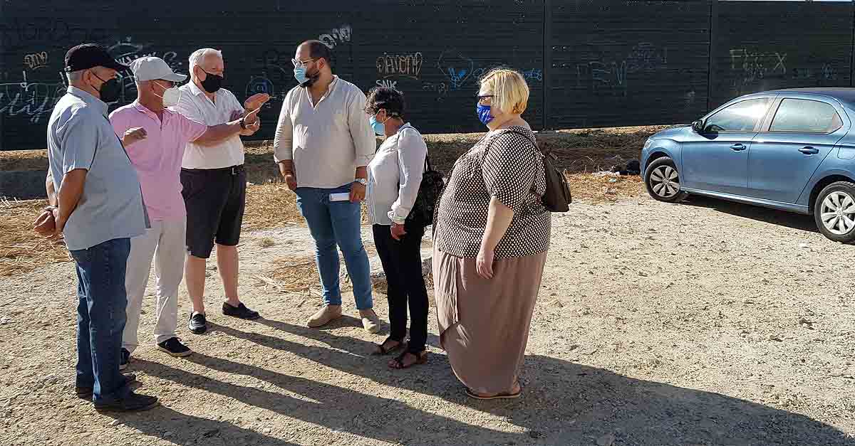 Bello presenta a los vecinos el proyecto de construcción de un aparcamiento en la barriada de El Tejar
