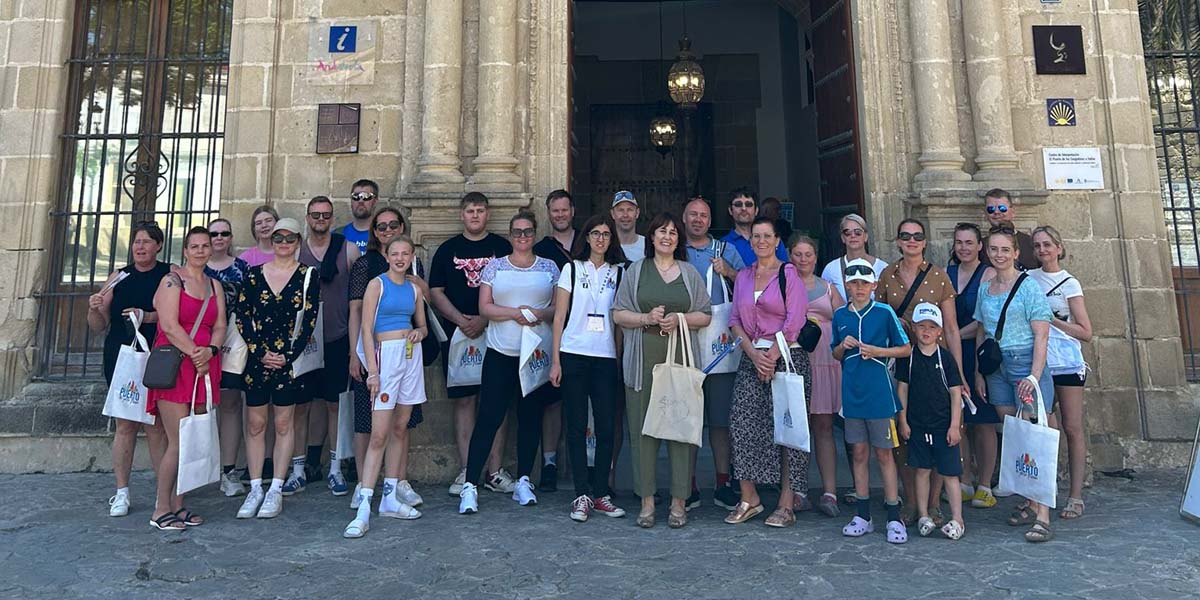 Turismo difunde los atractivos de El Puerto entre los acompañantes de los baloncestistas islandeses que participan en el Campus del base José Antonio Medina