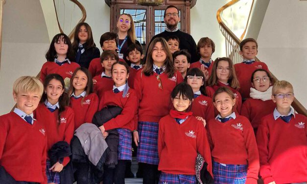 Alumnos de El Centro Inglés descubren el Ayuntamiento a través de la Oferta Educativa Municipal