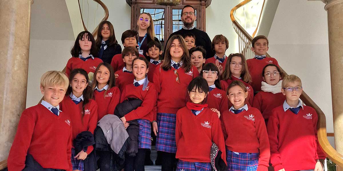 Alumnos de El Centro Inglés descubren el Ayuntamiento a través de la Oferta Educativa Municipal