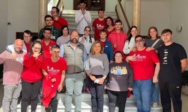 Apadeni visita el Ayuntamiento de El Puerto junto a los concejales Javier Bello y Carmen Lara