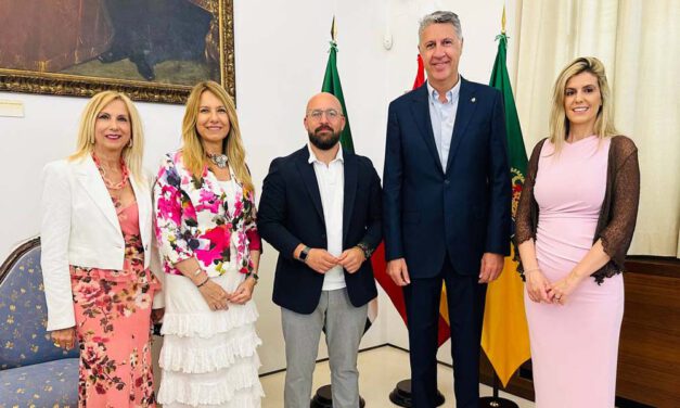 Beardo recibe en el Ayuntamiento al alcalde de Badalona, Xavier García Albiol