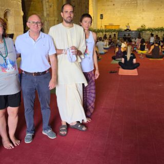 El Festival de Yoga Solidario llena el Monasterio de la Victoria en su primera jornada