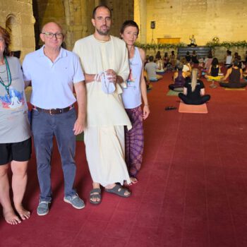 El Festival de Yoga Solidario llena el Monasterio de la Victoria en su primera jornada