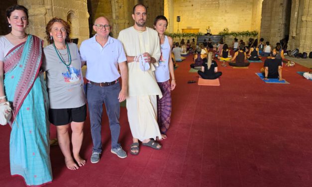 El Festival de Yoga Solidario llena el Monasterio de la Victoria en su primera jornada