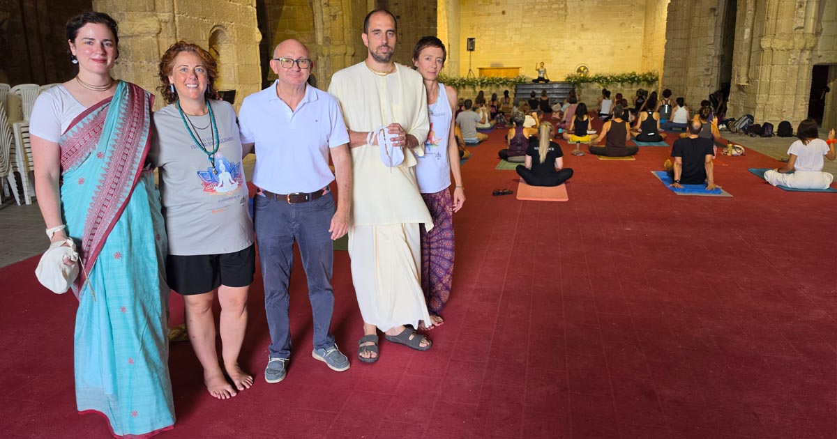 El Festival de Yoga Solidario llena el Monasterio de la Victoria en su primera jornada
