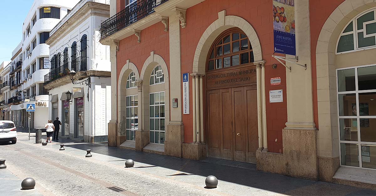 La biblioteca Rafael Esteban Poullet cierra sus puertas tras el positivo de un trabajador