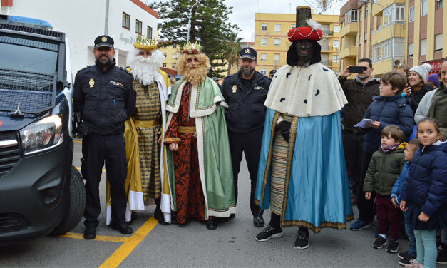 Los Reyes Magos visitan a los niños en la Comisaría de El Puerto