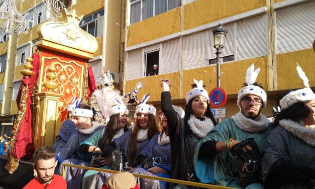 Los Reyes Magos llenan de ilusión las calles de El Puerto