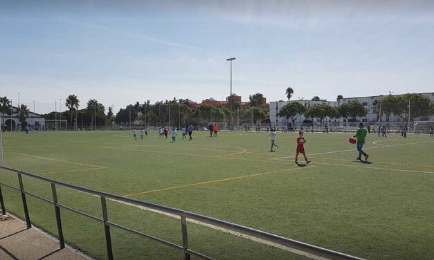 El campo de fútbol de El Juncal estrenará césped artificial en los próximos días