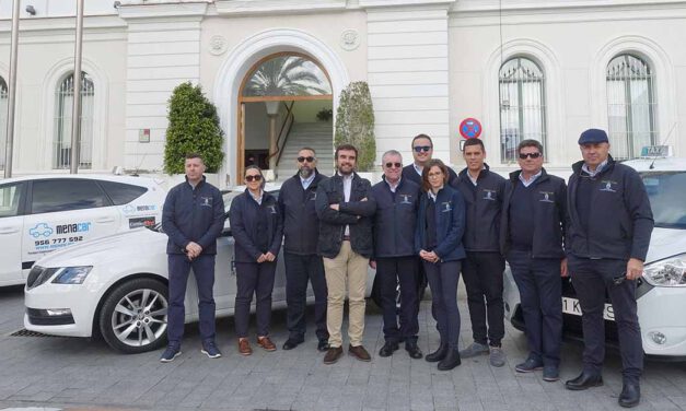 Los taxistas de El Puerto llevarán uniforme con el escudo del Ayuntamiento