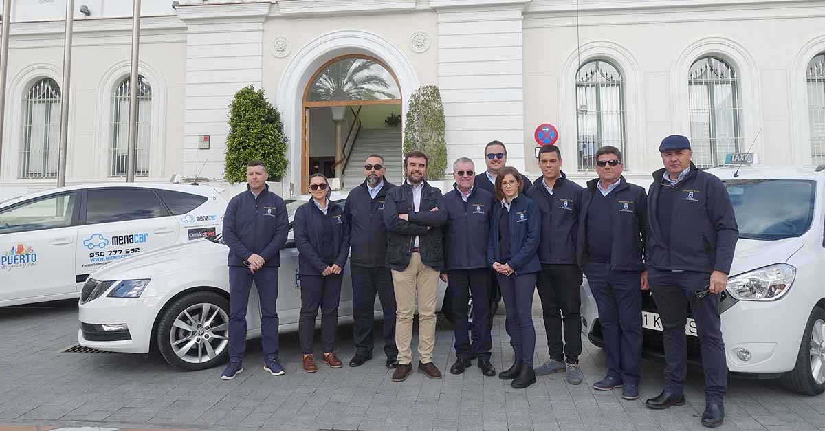 Los taxistas de El Puerto llevarán uniforme con el escudo del Ayuntamiento