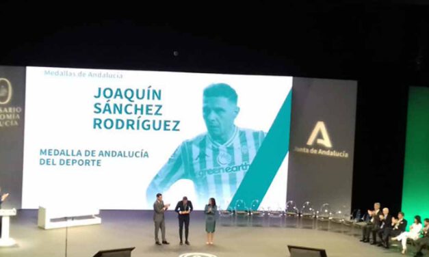 Joaquín recibe la Medalla de Andalucía ante la ovación del Maestranza