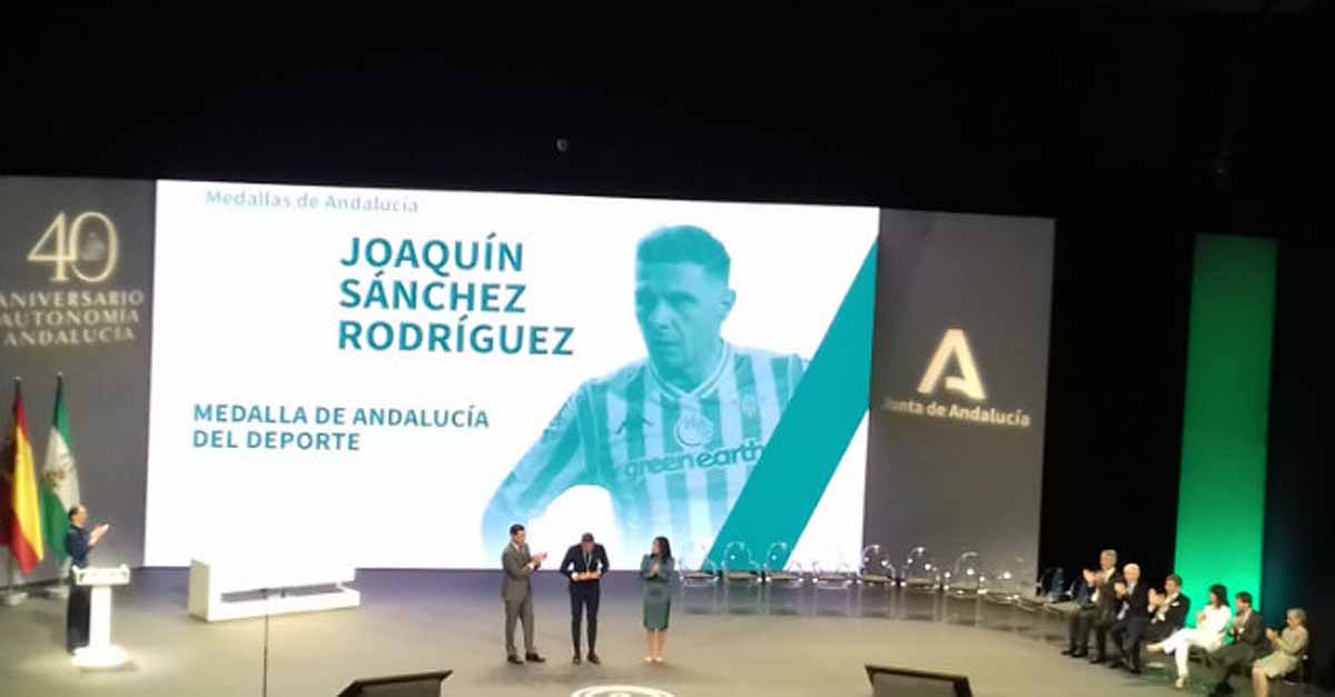 Joaquín recibe la Medalla de Andalucía ante la ovación del Maestranza