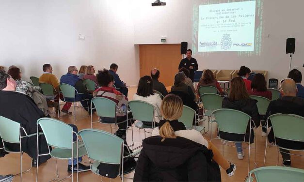 La Policía Nacional ofrece una charla sobre los riesgos de los adolescentes en Internet