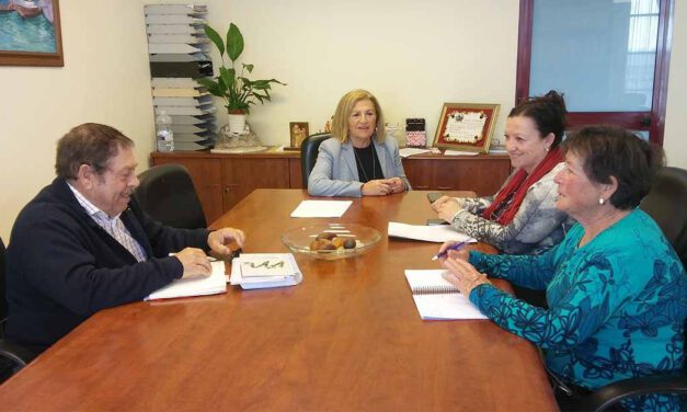 Lara se reúne con la Flave para presentarle las actividades del área de Familia y del Mayor