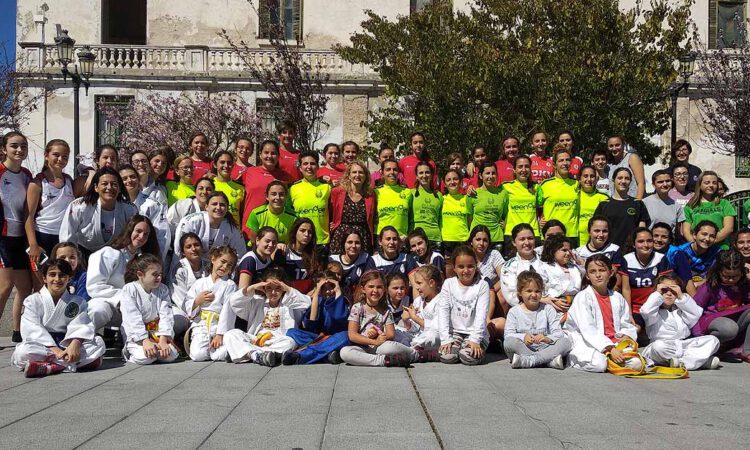 El Ayuntamiento celebra el 8M con un encuentro de 200 mujeres deportistas