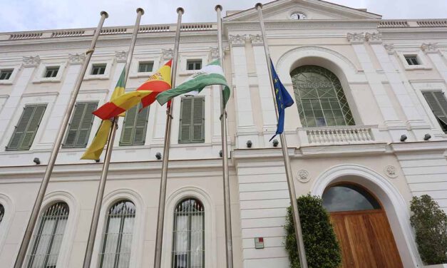 Banderas a media asta en El Puerto por los fallecidos por coronavirus