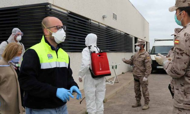 La Infantería de Marina desinfecta el edificio que servirá de albergue para los sin techo