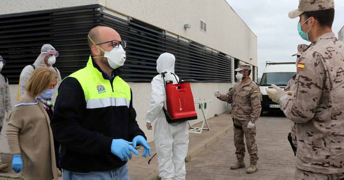 La Infantería de Marina desinfecta el edificio que servirá de albergue para los sin techo