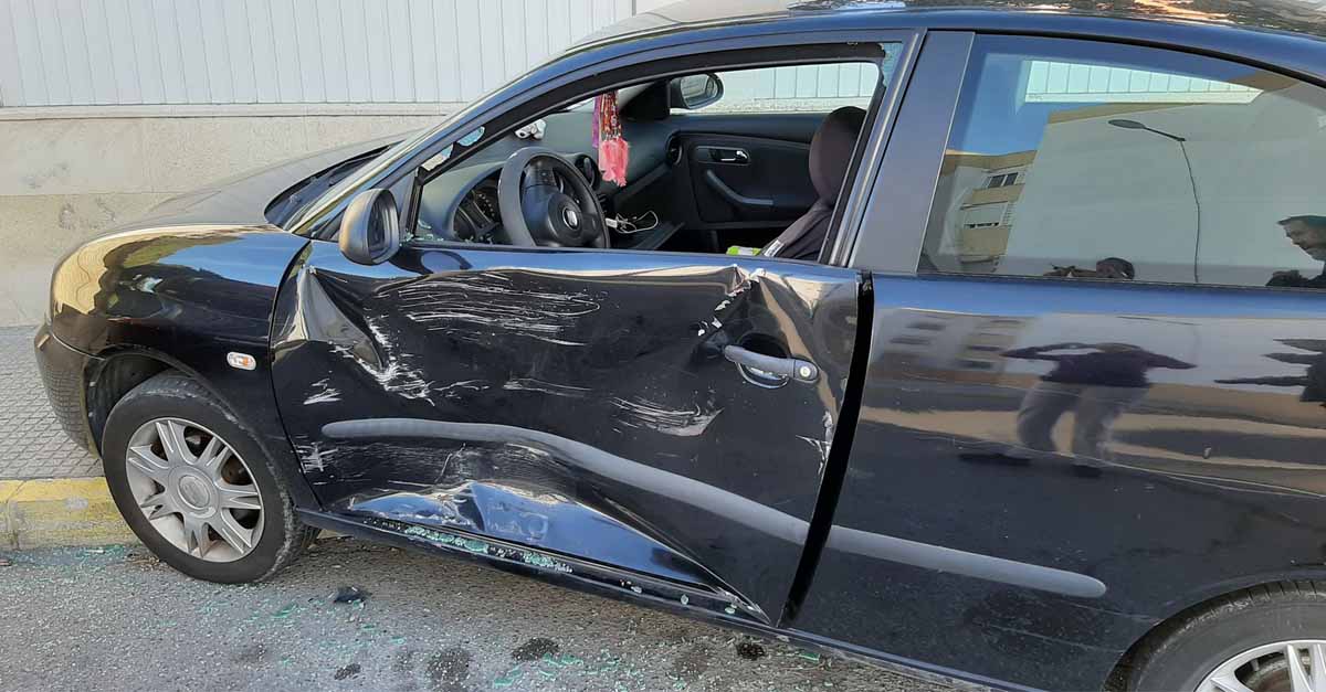 Se empotra contra un coche estacionado y se da a la fuga en El Puerto