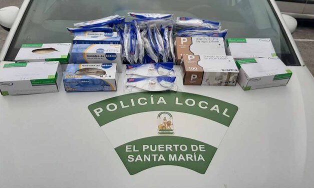 Policía Local, con guantes de látex, mascarillas y demás medios