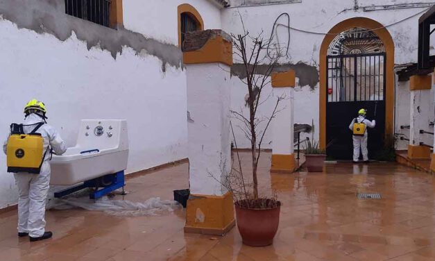 Bomberos desinfectan el exterior y zonas comunes del Centro de mayores El Madrugador