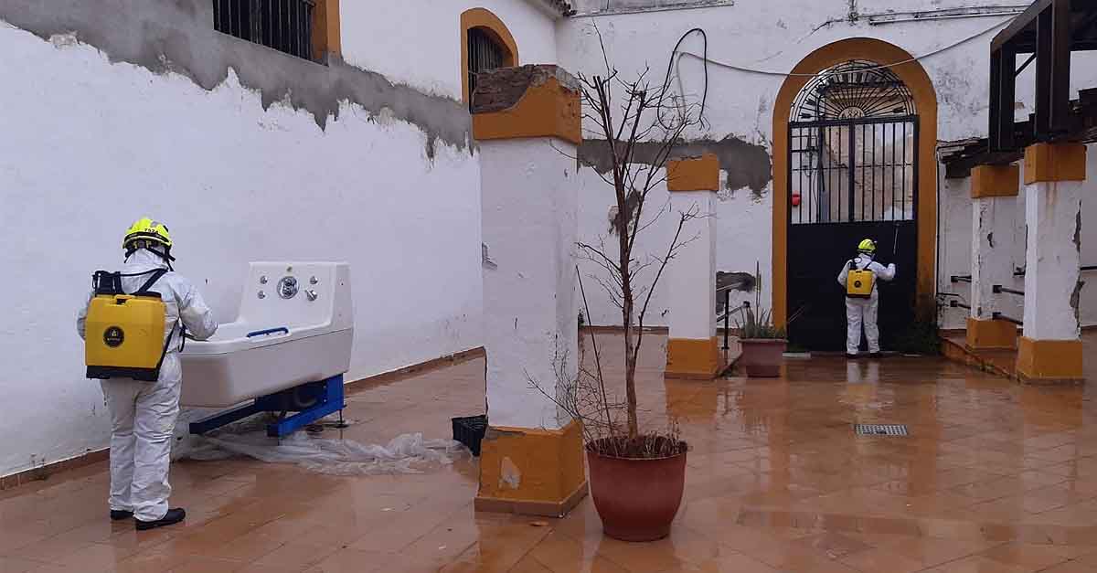 Bomberos desinfectan el exterior y zonas comunes del Centro de mayores El Madrugador