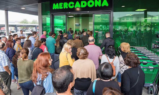 La Policía controla ya los accesos de los supermercados en El Puerto