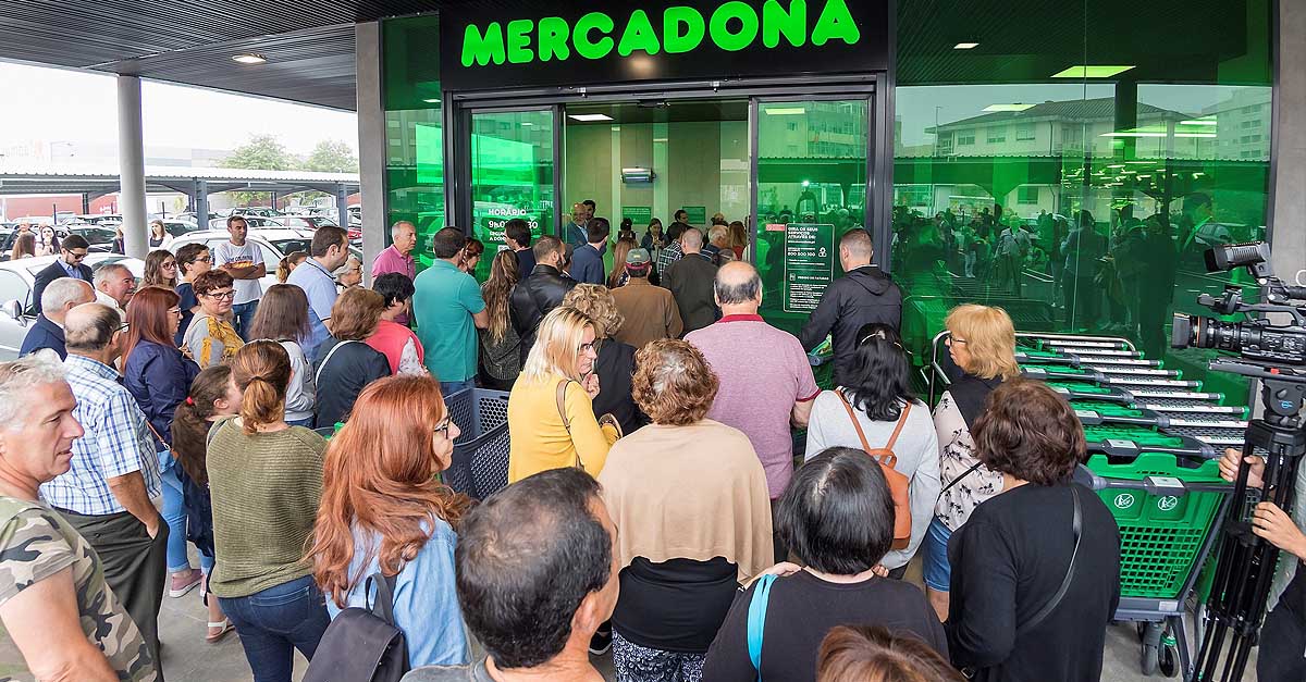 La Policía controla ya los accesos de los supermercados en El Puerto