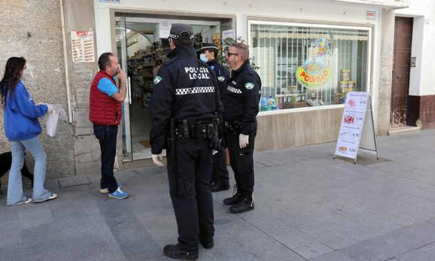 La Policía pide a los viandantes los recibos de sus compras