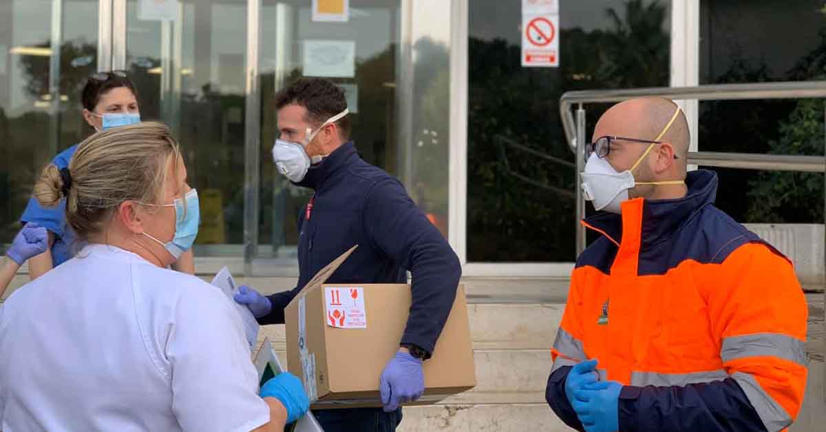 El Ayuntamiento entrega al hospital un cañón de ozono para desinfectar